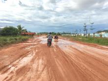 Sepekan Hujan Lebat, Jalanan Nongsa Ini Berlumpur dan Licin 
