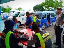 Polisi dan Dishub Karimun Cek Angkutan Umum, Pengemudi Jalani Tes Urine