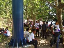 Pendukung Sambut Kedatangan Jokowi di Luar Bandara Hang Nadim