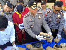 Foto-foto 2 Tersangka dan Ganja 13,5 Kg yang Diamankan Polresta Barelang