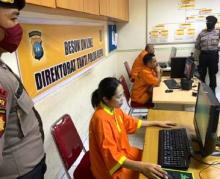 Tahanan Polda Kepri Sapa Keluarga Lewat Video Call