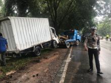 Mobil Box Terbalik di dekat Kepri Mall