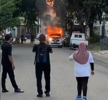 Sebuah Mobil Terbakar di Duta Mas