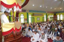 Bupati Karimun Aunur Rafiq Khatib Salat Ied di Masjid Baitul Karim