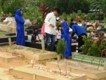 Usai Salat Ied, Warga Batam Pergi Ziarah Kubur
