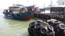 Calon Penumpang Kapal Pelni Terjatuh Saat Naik Kapal Tembak