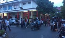 Massa Desak Polsek Batam Kota Tahan Ahok