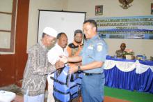 Lanal Dabo Bagikan 50 Life Jacket untuk Nelayan Penuba