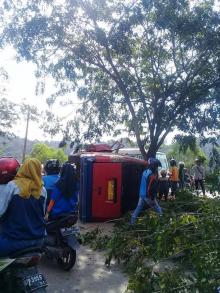 Angkot Bimbar Terbalik, Sopir Dikabarkan Hitung Duit Saat Nyetir