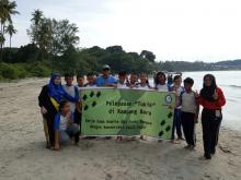 Pelajar Bintan Lepas 100 Ekor Tukik ke Laut 