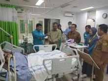 Bupati Karimun Besuk Pria Pengidap Tumor Otak yang Kasusnya Viral