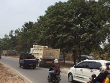 Pengguna Jalan Suprapto Batuaji Keluhkan Debu Truk Proyek