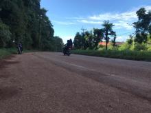 Jalan Aspal Punggur yang Berpasir Rentan Kecelakaan