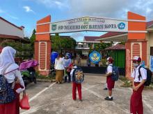 Hore! Suasana Hari Pertama Belajar Tatap Muka Sekolah di Batam