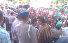 Pendemo Makin Beringas, Rusak Pagar untuk Masuk ke Kantor KPU Batam