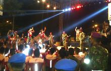 Wow, Anggota TNI dan Brimob Juga Jago Main Musik dan Menari
