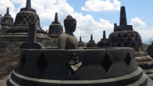 Waduh, Candi Borobudur Ditempeli Ribuan Permen Karet!
