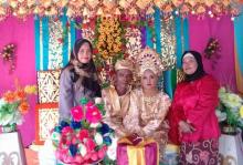 Foto-foto Kebahagian Pasangan Pengantin di Lingga yang Bikin Heboh