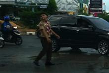 Aksi Anggota Pramuka Atur Lalu Lintas Saat Macet di Batam Ini Bikin Kagum 