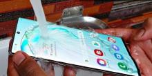 Bersihkan Layar Smartphone Adalah Salah Satu Cara Cegah Corona