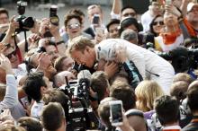 Rosberg Juara Lagi, Rio Haryanto Sempat Sulitkan Hamilton