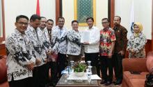 Isdianto Janjikan Kesejahteraan Guru di depan Pengurus PGRI