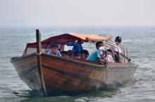 Kapal Kayu Bandel Bawa Penumpang di Tengah Blokir Area Lingga