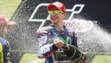 Motor Terbakar, Kaki Lorenzo Terluka Saat Rayakan Gelar Juara