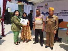 Warga Belakangpadang Rela Kepanasan Demi Sembako Murah Rp 10 Ribu