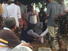 Jenazah Tini  Akhirnya Dimakamkan, Suasana Haru Selimuti Pemakaman 