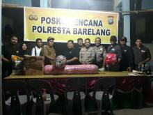 Laskar Melayu dan Brimob Bantu Korban Puting Beliung Renovasi Rumah