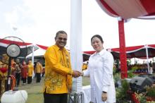 Bupati Karimun dan Istri Terima Penghargaan Maha Karya Kencana 