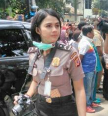 Polwan Cantik Jurnalis Polisi di Lokasi Ledakan Bom Bandung Jadi Viral di Medsos