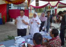 Jalan Kaki ke TPS, Istri dan Anak Ria Saptarika Juga Yakin Menang
