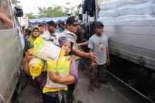 Pandemi Corona, Wabup Lingga dan KNPI Bagi-bagi Sembako ke Ojek di Daik