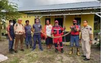 King Cobra 3 Meter Sembunyi di Bawah Kasur Warga