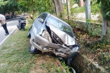 Mobil Avanza Nabrak Tiang dan Masuk Parit, Dua Orang Kritis