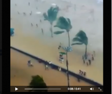 [VIDEO] Badai Tornado Dahsyat Hantam Puluhan Turis di Pantai 