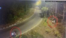 Tiga Pemuda Terekam CCTv Rusak Panel PJU di Jalanan Batam
