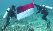 TNI AL dan Penyelam Natuna Kibarkan Merah Putih di Dasar Laut