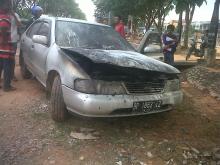 [BREAKINGNEWS] Mobil Sedan Nissan Terbakar di Simpang Kara DutaMas
