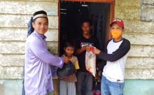 Pelatih Olahraga Binaan Disparpora Lingga Berbagi Sembako di Tengah Pandemi Corona