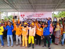 Senyum Ceria Petugas Kebersihan Batam Terima Sembako Jelang Lebaran