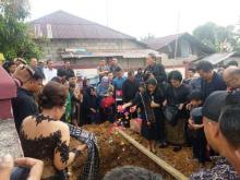 Isak Tangis Pecah di Pemakaman Arnold Tambunan