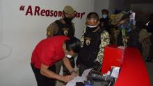 Terjaring Razia, Kakek 58 Tahun Ini Janji Nikahi Mahasiswi yang Dikencani