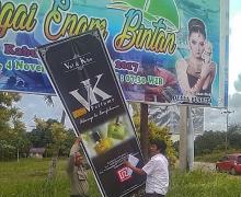 Satpol PP Bongkar Reklame Nyasar ke Bintan