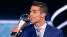 Cristiano Ronaldo Raih Pemain Terbaik FIFA 2017
