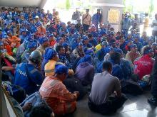Ratusan Buruh PT Profab Geruduk DPRD Batam Tuntut Mediasi Pekerja dan Perusahaan