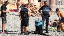 Eks Arsenal: Wanita Muslim Dipaksa Buka Hijab di Pantai, Dunia Gila!