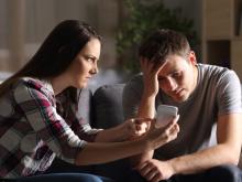 Jangan Jadikan Pacar Anda sebagai Teman di Facebook!